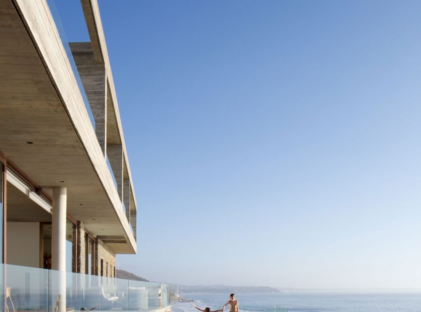 A Colorful and Vibrant Beach House Set on a Steeply Hillside in Cachagua, Chile by Cristian Hrdalo (2)