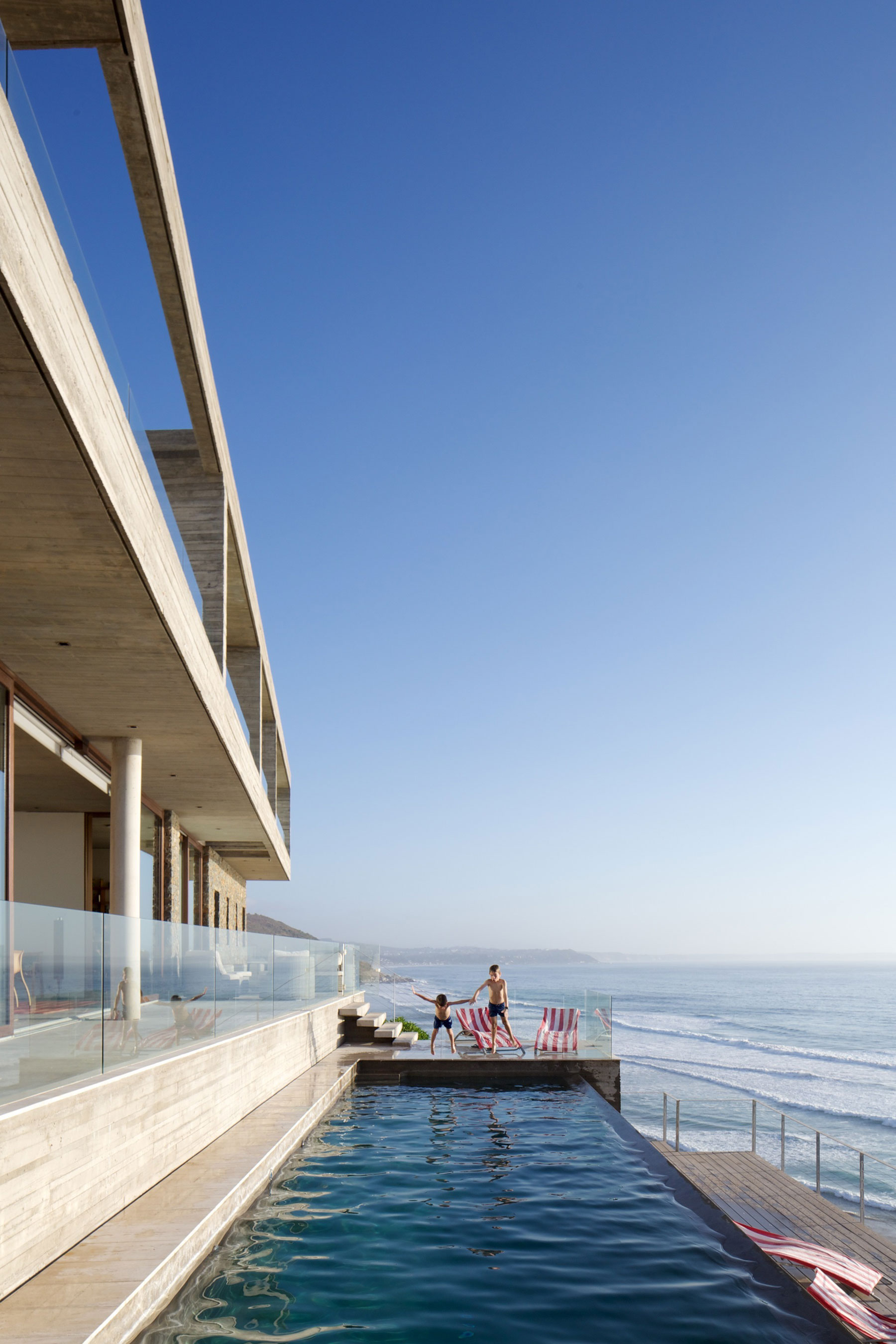 A Colorful and Vibrant Beach House Set on a Steeply Hillside in Cachagua, Chile by Cristian Hrdalo (2)