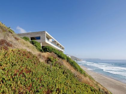 A Colorful and Vibrant Beach House Set on a Steeply Hillside in Cachagua, Chile by Cristian Hrdalo (3)