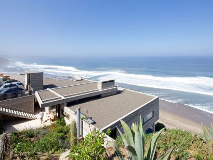 A Colorful and Vibrant Beach House Set on a Steeply Hillside in Cachagua, Chile by Cristian Hrdalo (5)