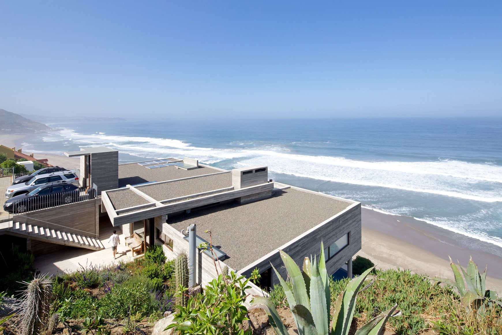 A Colorful and Vibrant Beach House Set on a Steeply Hillside in Cachagua, Chile by Cristian Hrdalo (5)