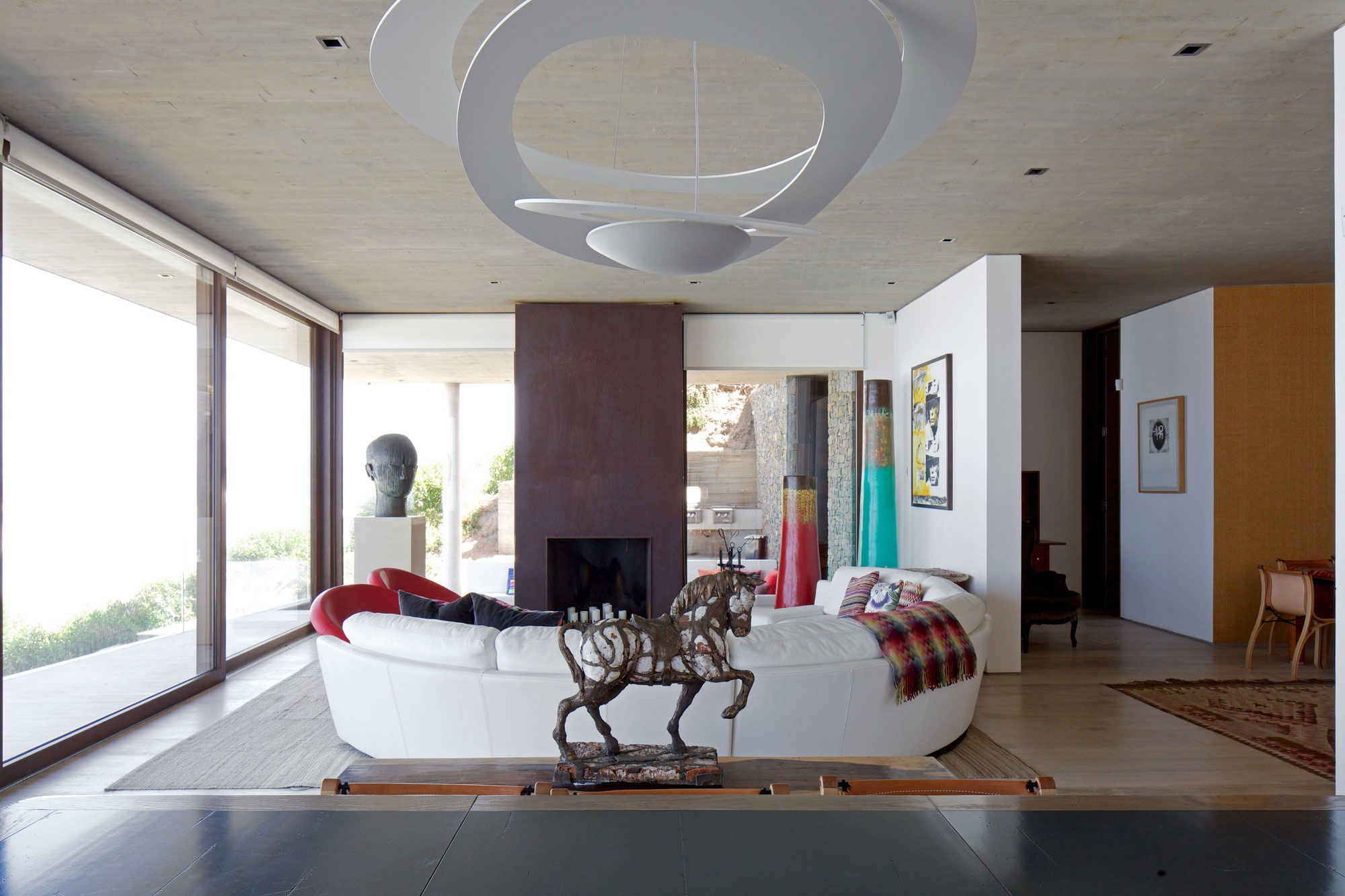 A Colorful and Vibrant Beach House Set on a Steeply Hillside in Cachagua, Chile by Cristian Hrdalo (8)