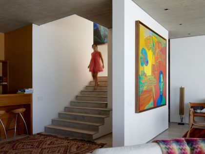 A Colorful and Vibrant Beach House Set on a Steeply Hillside in Cachagua, Chile by Cristian Hrdalo (9)