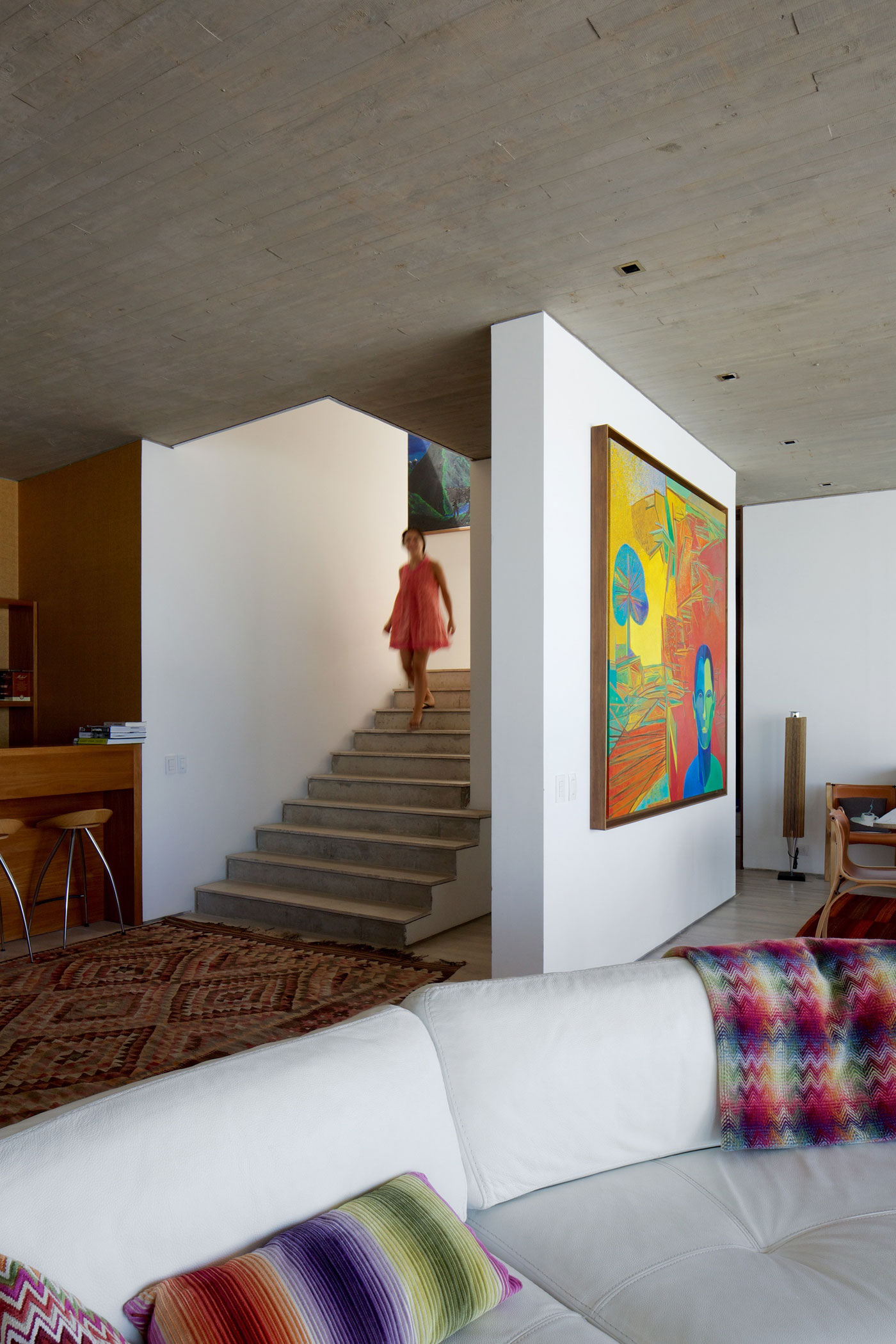 A Colorful and Vibrant Beach House Set on a Steeply Hillside in Cachagua, Chile by Cristian Hrdalo (9)