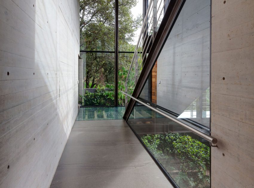 A Contemporary Glass Home Composed of Two Geometric Concrete Volumes in Mexico City by grupoarquitectura (20)