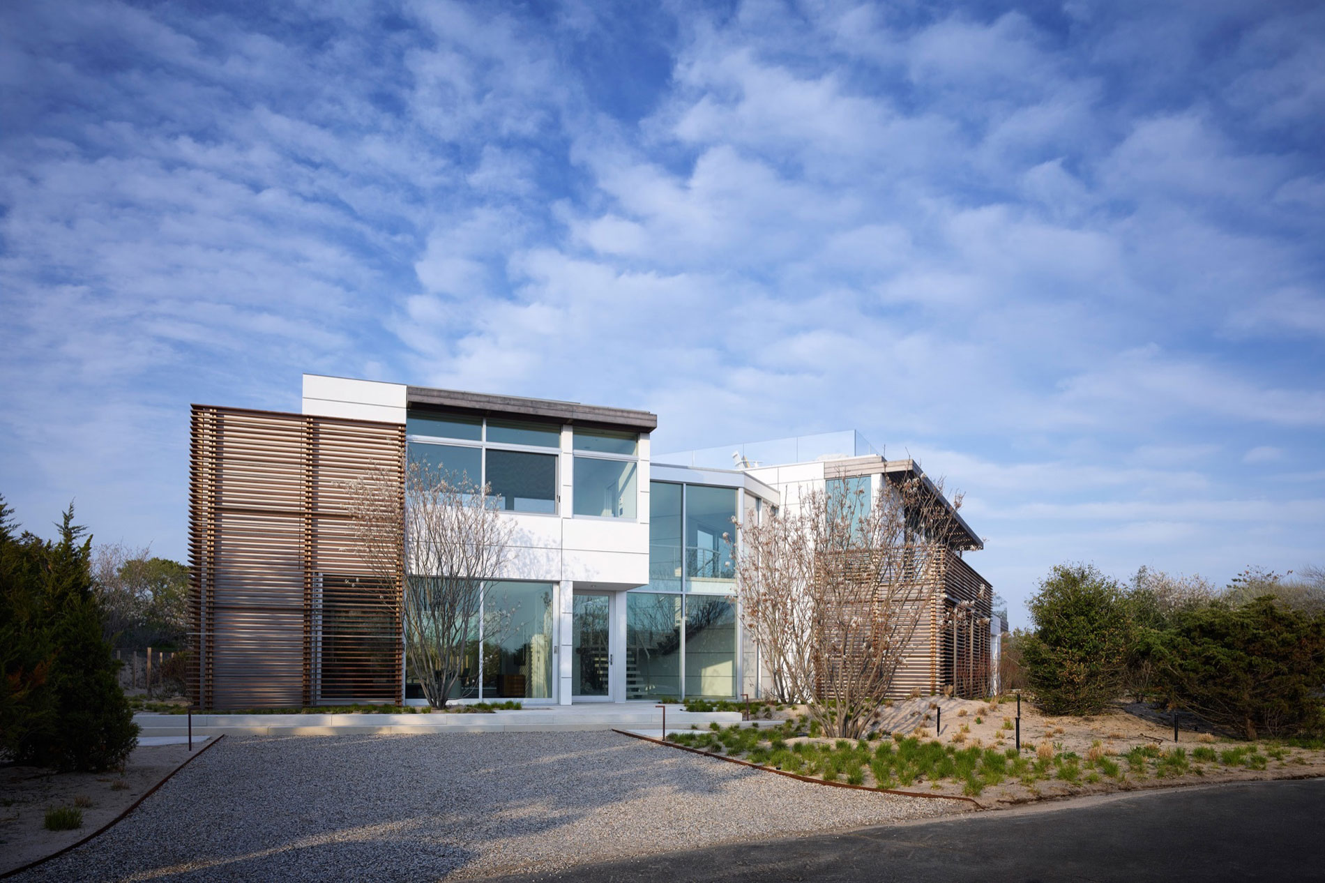 A Contemporary Family Home with Stunning Views in the Dunes of Amagansett by Stelle Lomont Rouhani Architects (1)