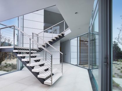 A Contemporary Family Home with Stunning Views in the Dunes of Amagansett by Stelle Lomont Rouhani Architects (11)