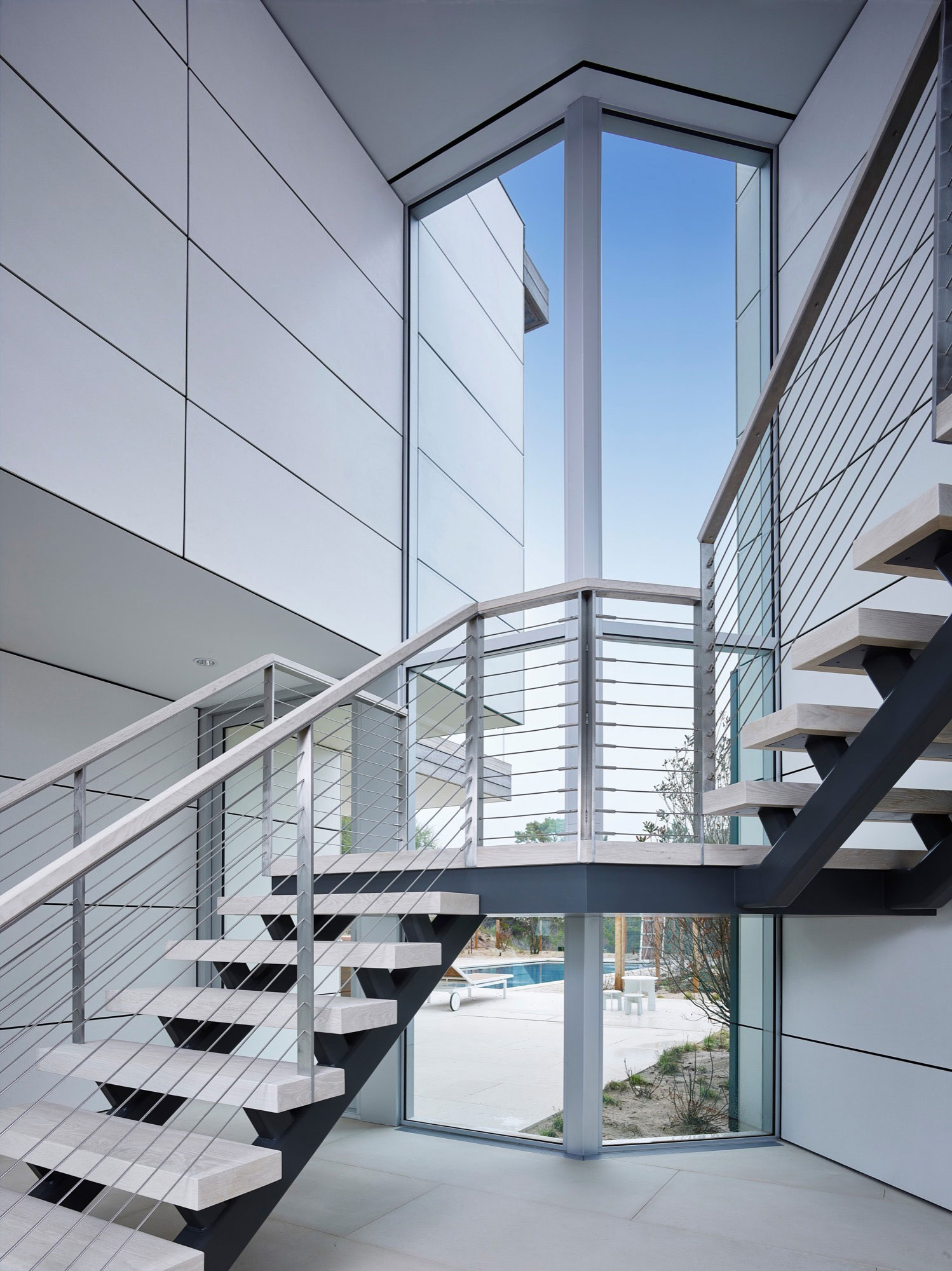 A Contemporary Family Home with Stunning Views in the Dunes of Amagansett by Stelle Lomont Rouhani Architects (12)