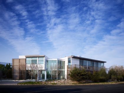 A Contemporary Family Home with Stunning Views in the Dunes of Amagansett by Stelle Lomont Rouhani Architects (2)