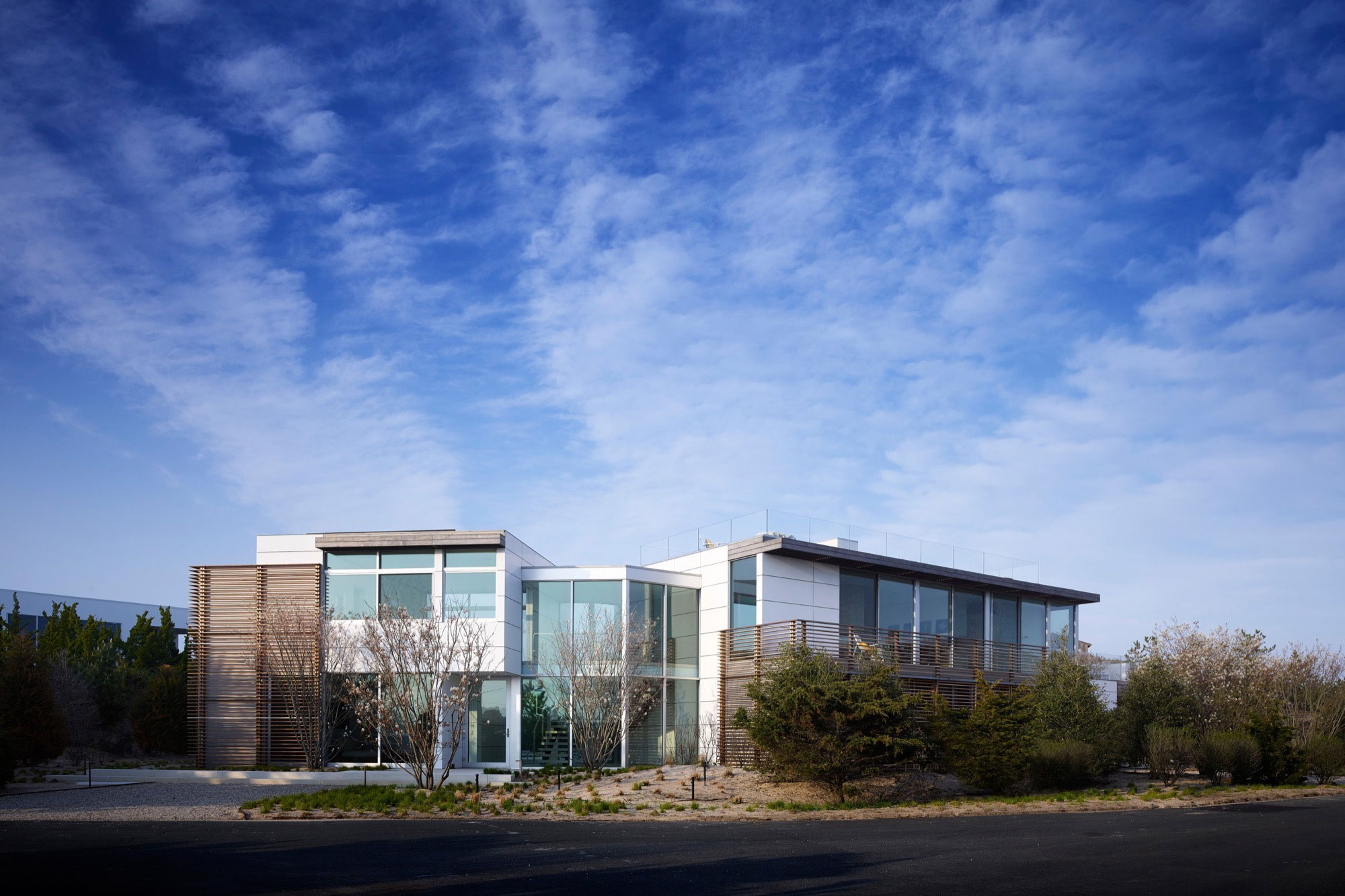 A Contemporary Family Home with Stunning Views in the Dunes of Amagansett by Stelle Lomont Rouhani Architects (2)