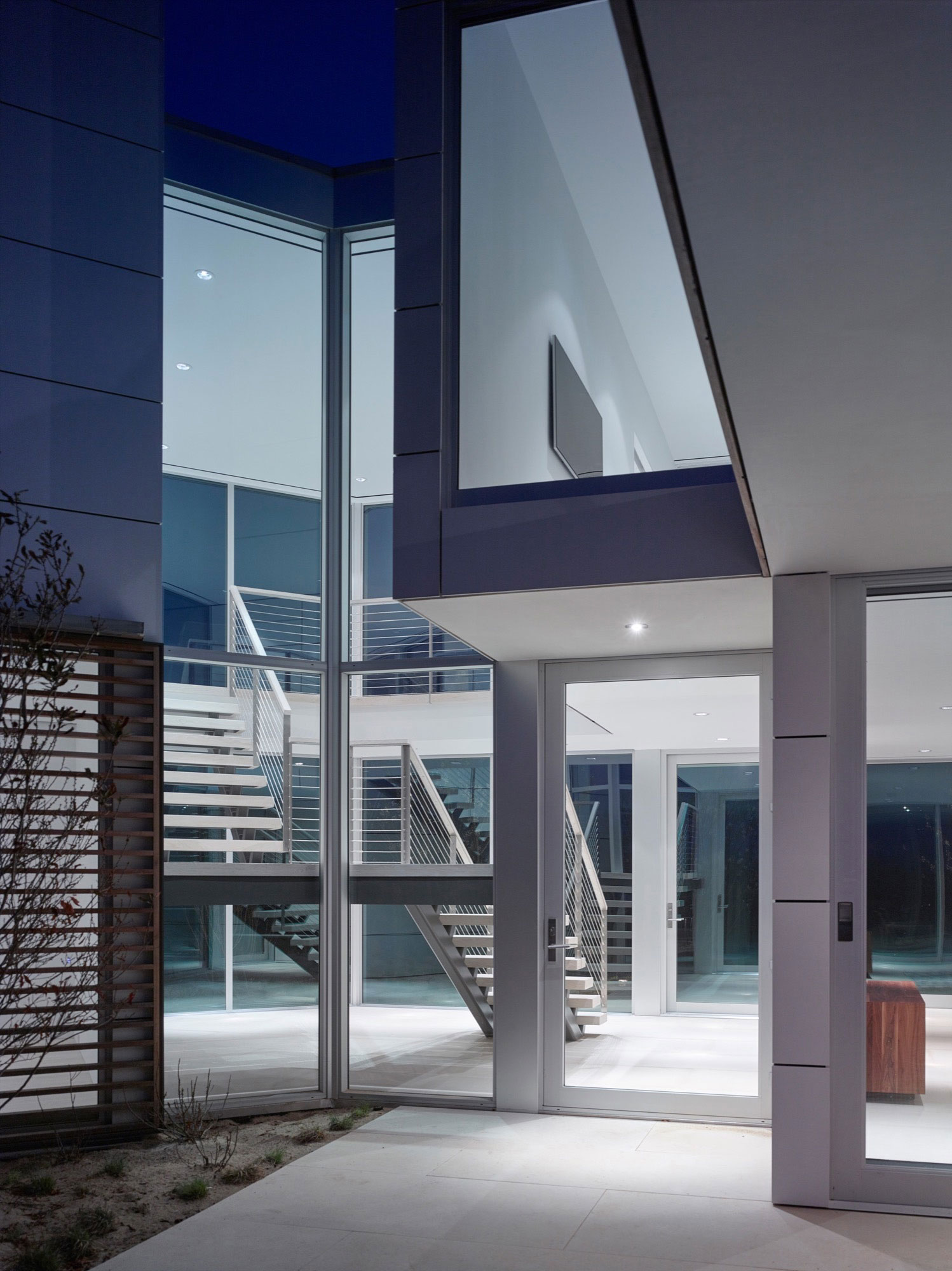 A Contemporary Family Home with Stunning Views in the Dunes of Amagansett by Stelle Lomont Rouhani Architects (20)