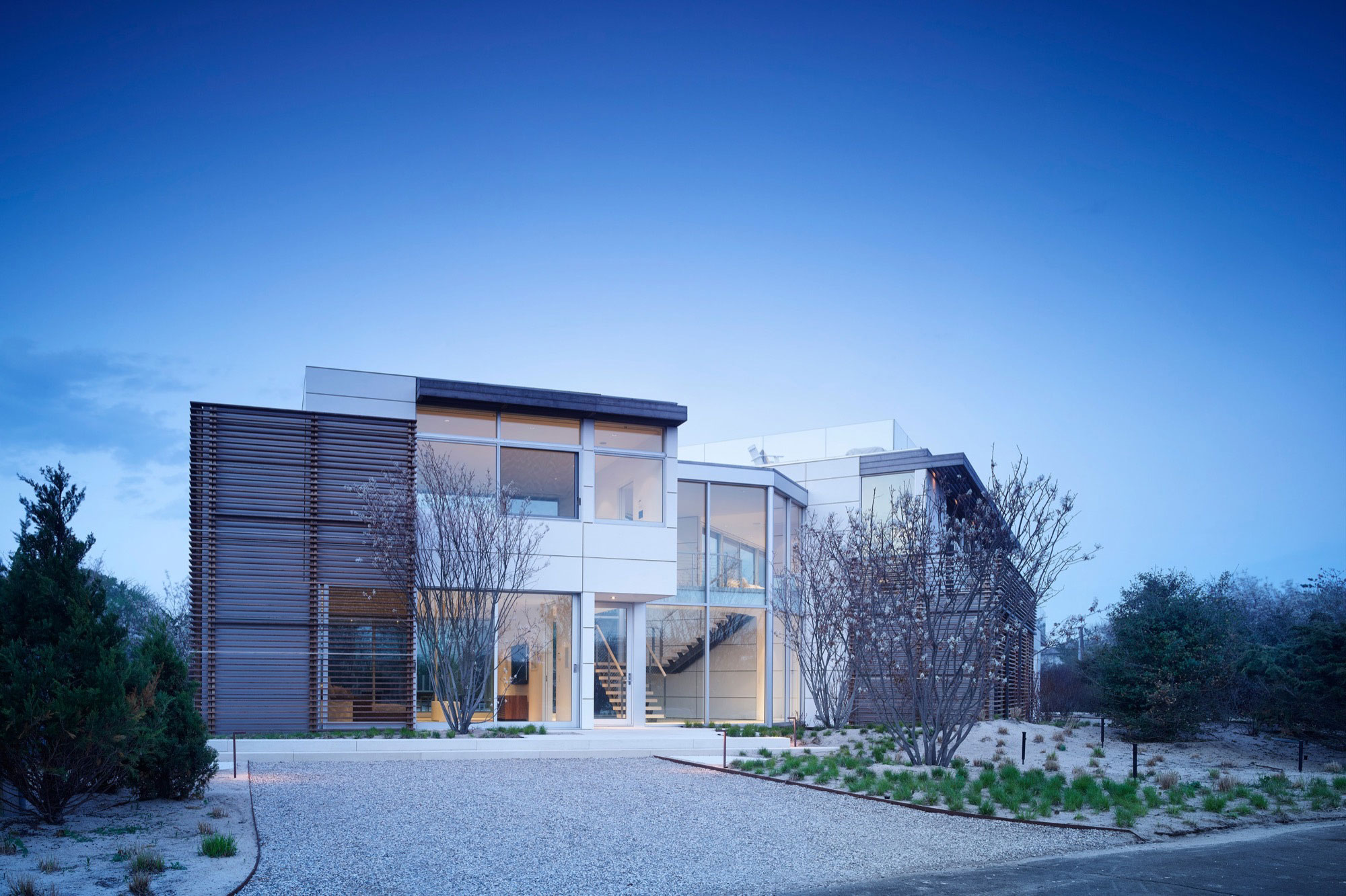 A Contemporary Family Home with Stunning Views in the Dunes of Amagansett by Stelle Lomont Rouhani Architects (24)