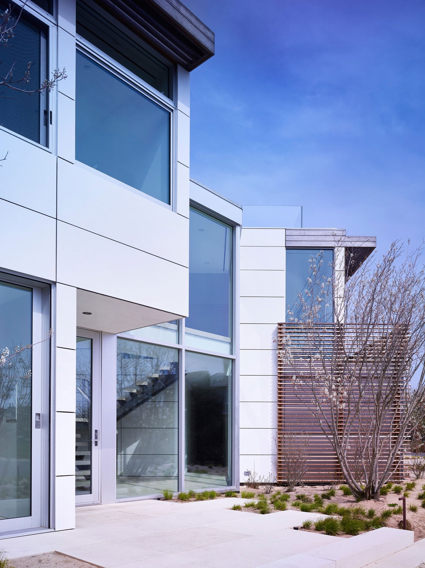 A Contemporary Family Home with Stunning Views in the Dunes of Amagansett by Stelle Lomont Rouhani Architects (3)