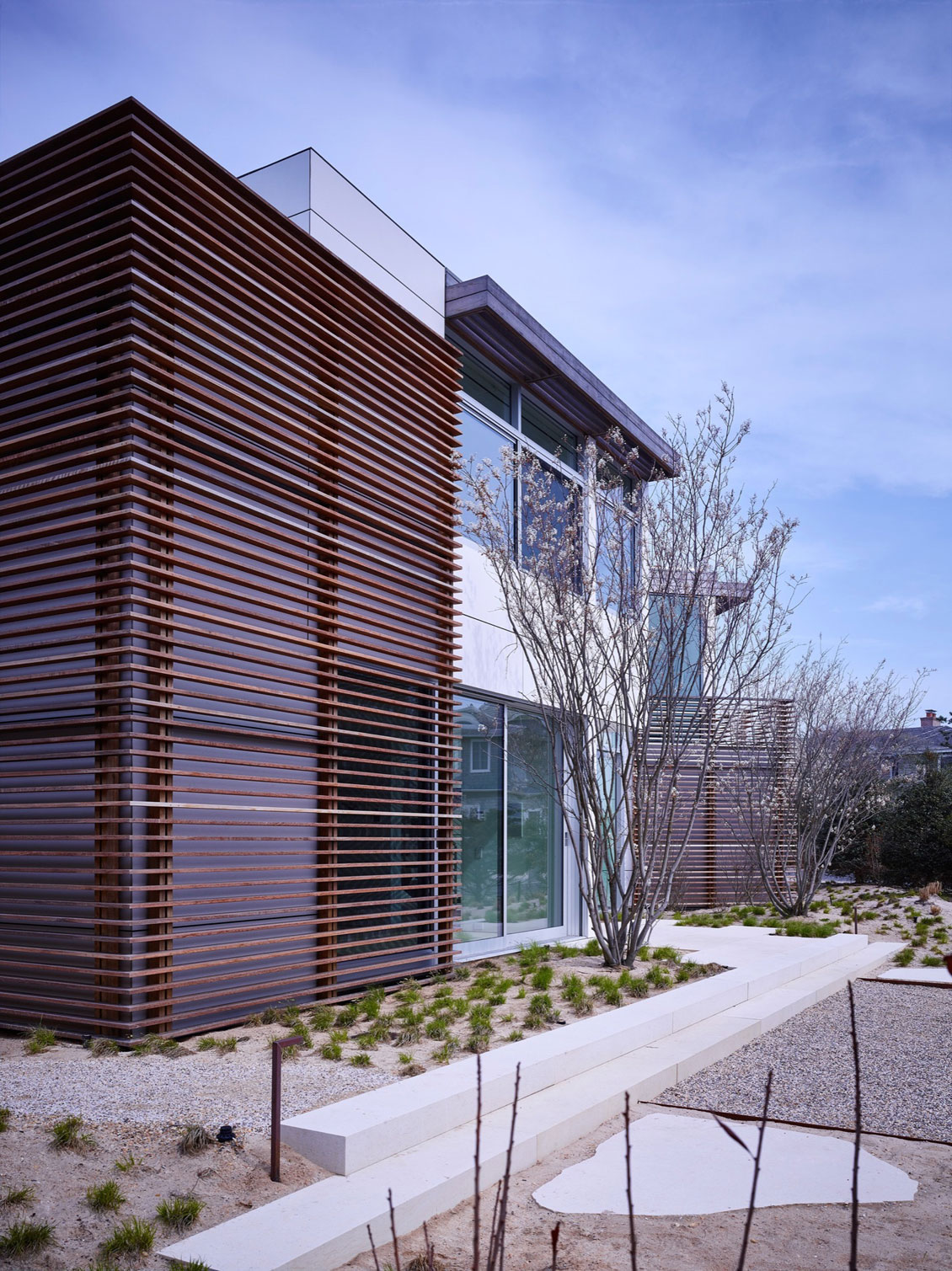 A Contemporary Family Home with Stunning Views in the Dunes of Amagansett by Stelle Lomont Rouhani Architects (4)