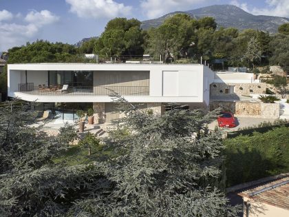A Contemporary Villa with Indoor Swimming Pool in Roquebrune-Cap-Martin, France by A2CM & Ceschia e Mentil Architetti Associati (1)