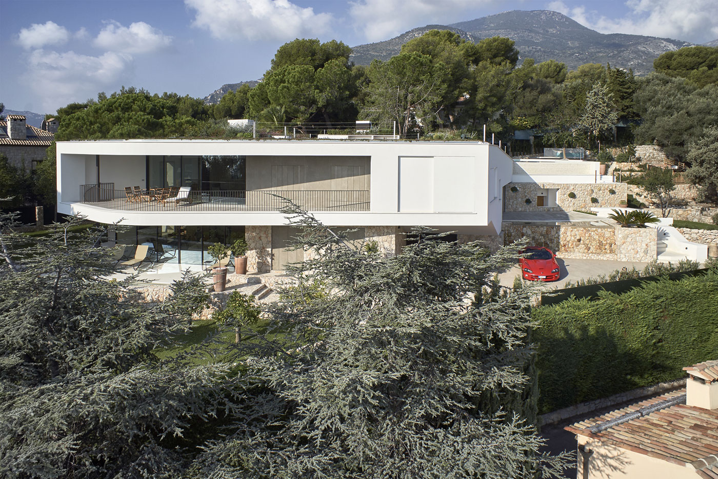 A Contemporary Villa with Indoor Swimming Pool in Roquebrune-Cap-Martin, France by A2CM & Ceschia e Mentil Architetti Associati (1)