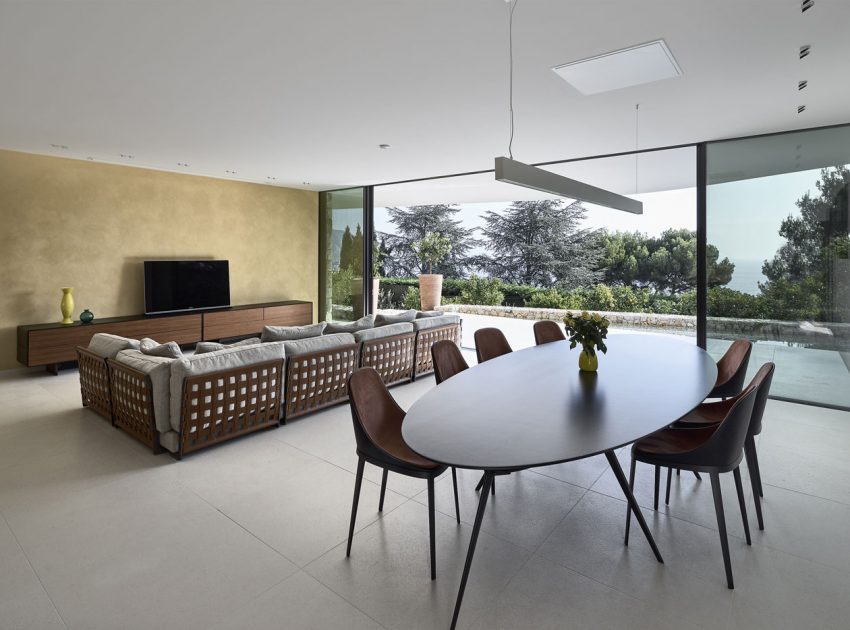 A Contemporary Villa with Indoor Swimming Pool in Roquebrune-Cap-Martin, France by A2CM & Ceschia e Mentil Architetti Associati (10)