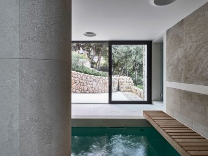 A Contemporary Villa with Indoor Swimming Pool in Roquebrune-Cap-Martin, France by A2CM & Ceschia e Mentil Architetti Associati (15)