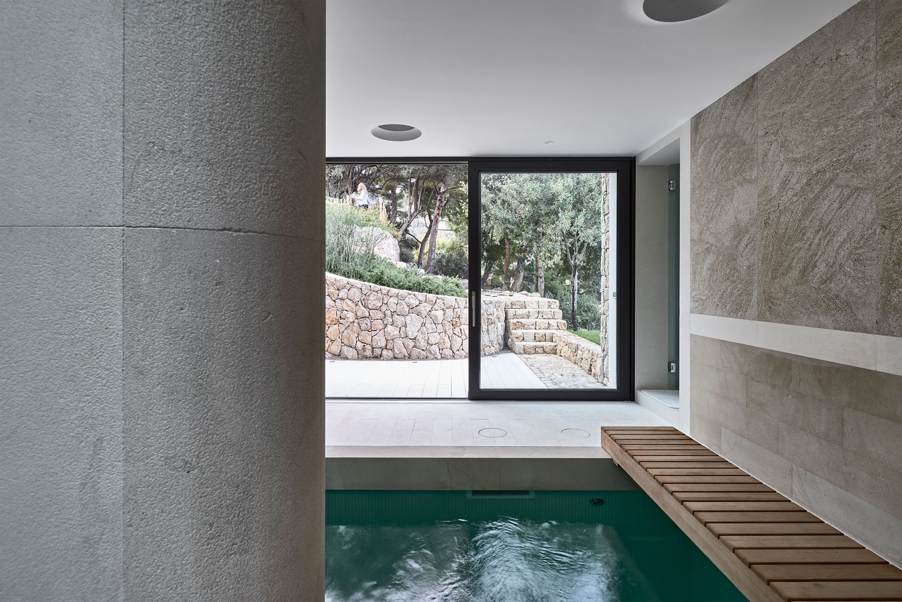 A Contemporary Villa with Indoor Swimming Pool in Roquebrune-Cap-Martin, France by A2CM & Ceschia e Mentil Architetti Associati (15)