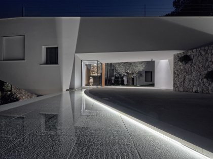 A Contemporary Villa with Indoor Swimming Pool in Roquebrune-Cap-Martin, France by A2CM & Ceschia e Mentil Architetti Associati (16)