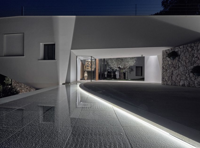 A Contemporary Villa with Indoor Swimming Pool in Roquebrune-Cap-Martin, France by A2CM & Ceschia e Mentil Architetti Associati (16)