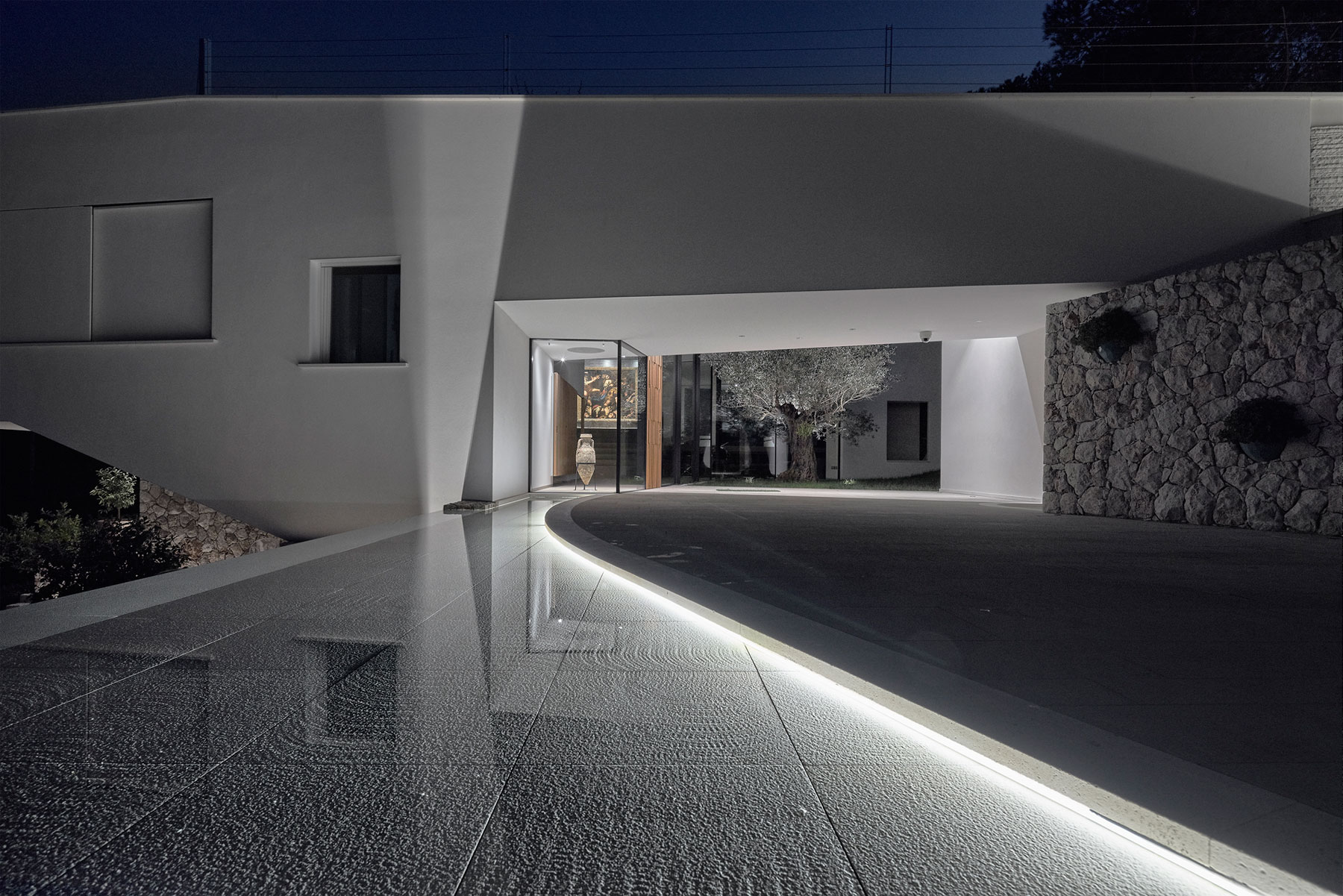 A Contemporary Villa with Indoor Swimming Pool in Roquebrune-Cap-Martin, France by A2CM & Ceschia e Mentil Architetti Associati (16)