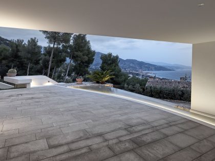 A Contemporary Villa with Indoor Swimming Pool in Roquebrune-Cap-Martin, France by A2CM & Ceschia e Mentil Architetti Associati (17)