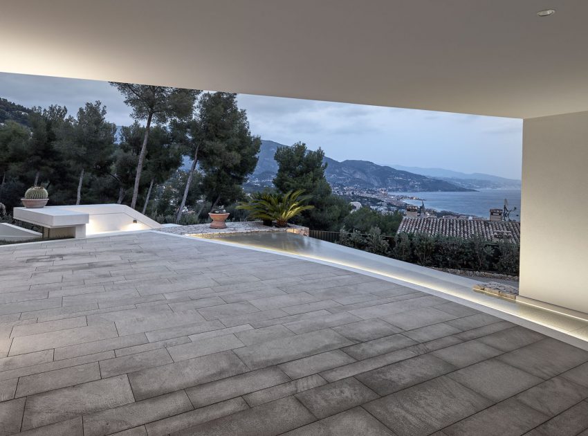A Contemporary Villa with Indoor Swimming Pool in Roquebrune-Cap-Martin, France by A2CM & Ceschia e Mentil Architetti Associati (17)