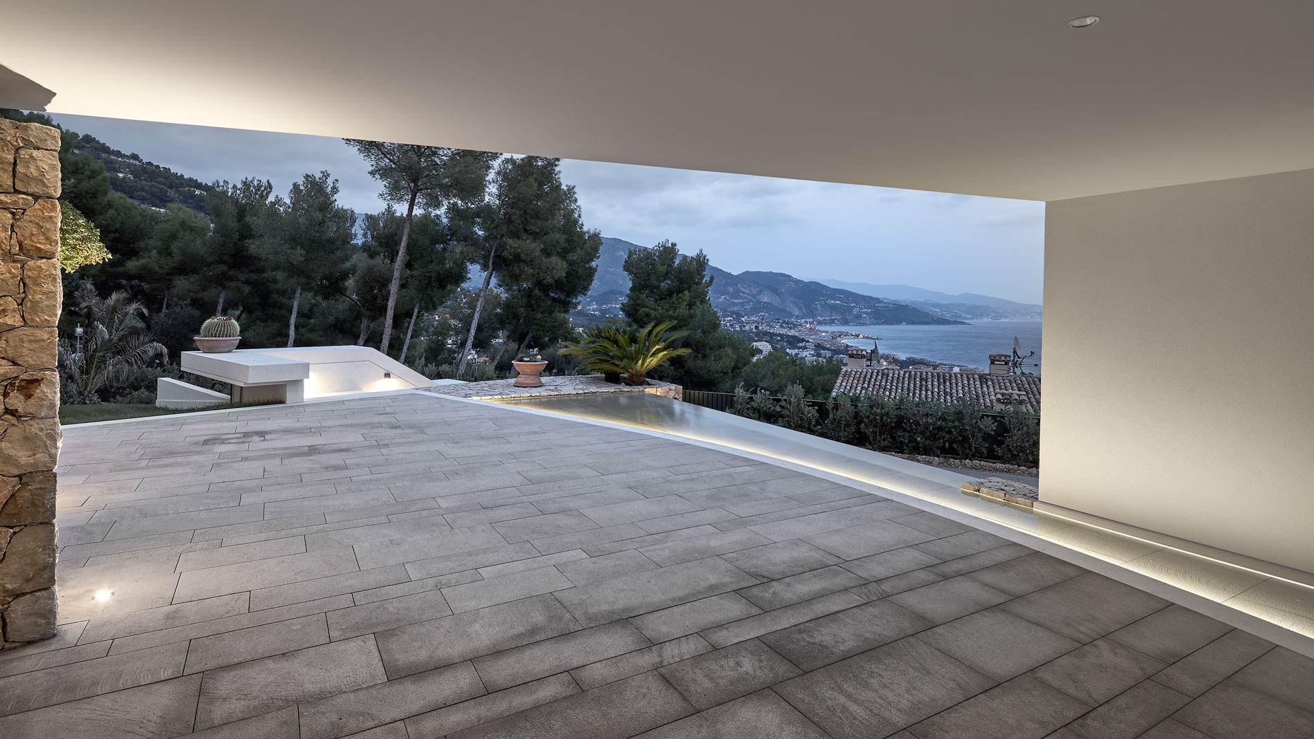 A Contemporary Villa with Indoor Swimming Pool in Roquebrune-Cap-Martin, France by A2CM & Ceschia e Mentil Architetti Associati (17)