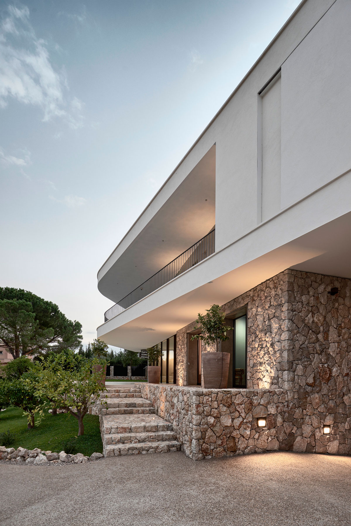 A Contemporary Villa with Indoor Swimming Pool in Roquebrune-Cap-Martin, France by A2CM & Ceschia e Mentil Architetti Associati (19)