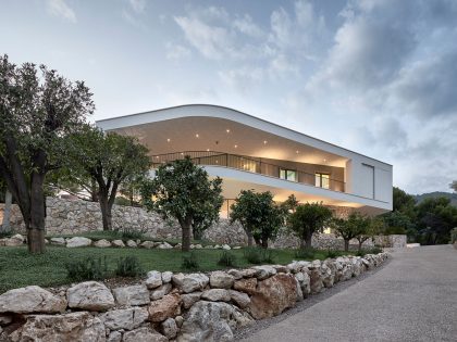 A Contemporary Villa with Indoor Swimming Pool in Roquebrune-Cap-Martin, France by A2CM & Ceschia e Mentil Architetti Associati (20)