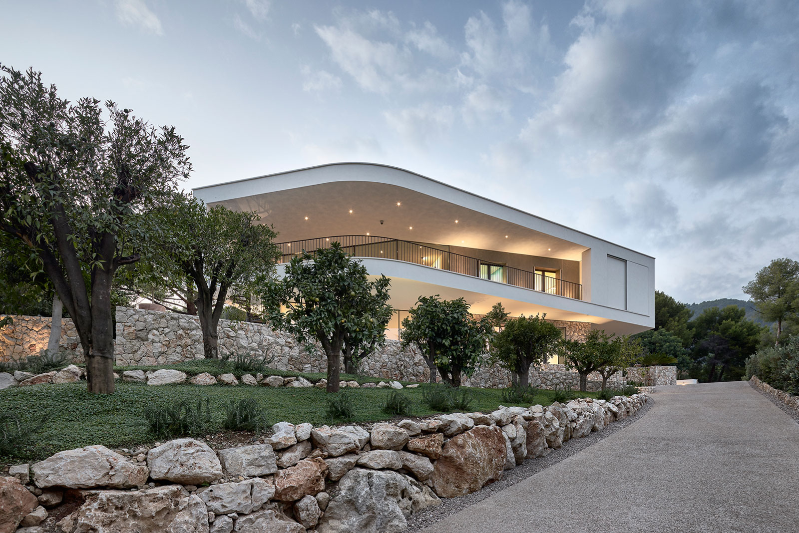 A Contemporary Villa with Indoor Swimming Pool in Roquebrune-Cap-Martin, France by A2CM & Ceschia e Mentil Architetti Associati (20)