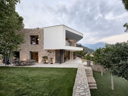 A Contemporary Villa with Indoor Swimming Pool in Roquebrune-Cap-Martin, France by A2CM & Ceschia e Mentil Architetti Associati (4)