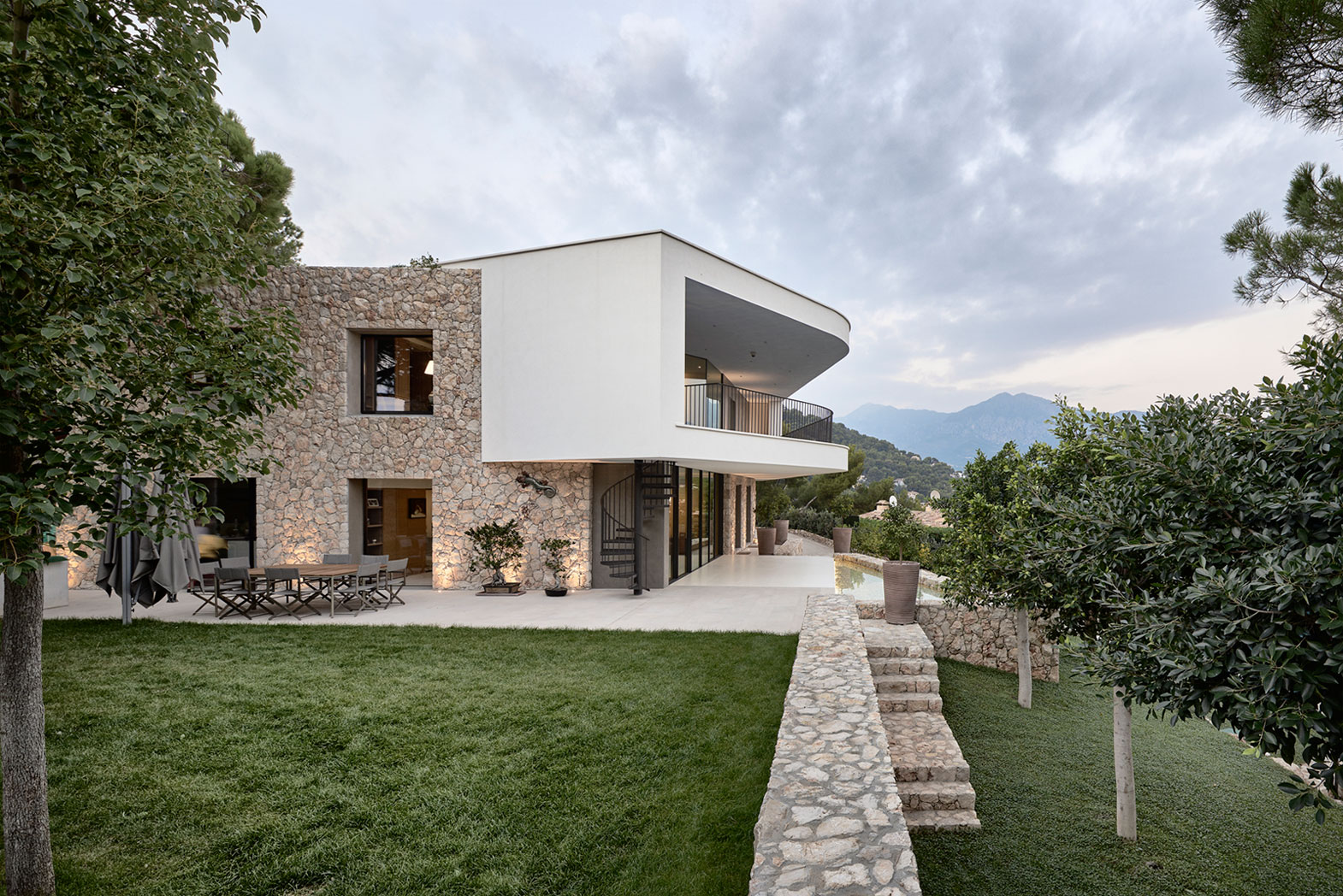 A Contemporary Villa with Indoor Swimming Pool in Roquebrune-Cap-Martin, France by A2CM & Ceschia e Mentil Architetti Associati (4)