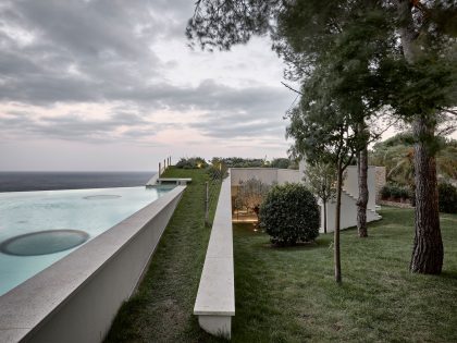 A Contemporary Villa with Indoor Swimming Pool in Roquebrune-Cap-Martin, France by A2CM & Ceschia e Mentil Architetti Associati (5)