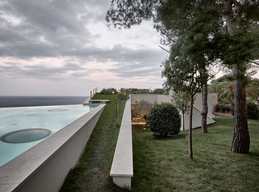 A Contemporary Villa with Indoor Swimming Pool in Roquebrune-Cap-Martin, France by A2CM & Ceschia e Mentil Architetti Associati (5)