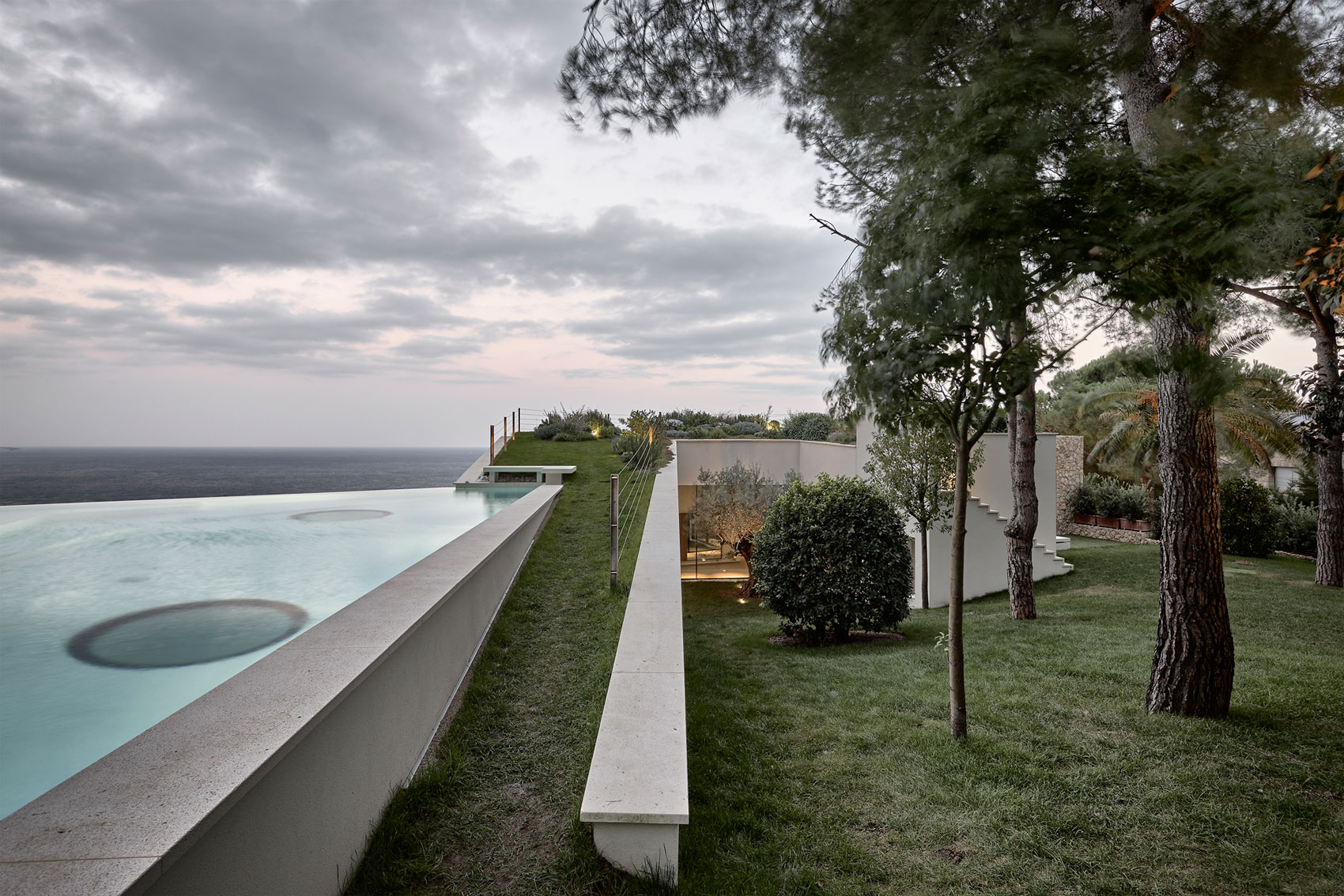 A Contemporary Villa with Indoor Swimming Pool in Roquebrune-Cap-Martin, France by A2CM & Ceschia e Mentil Architetti Associati (5)