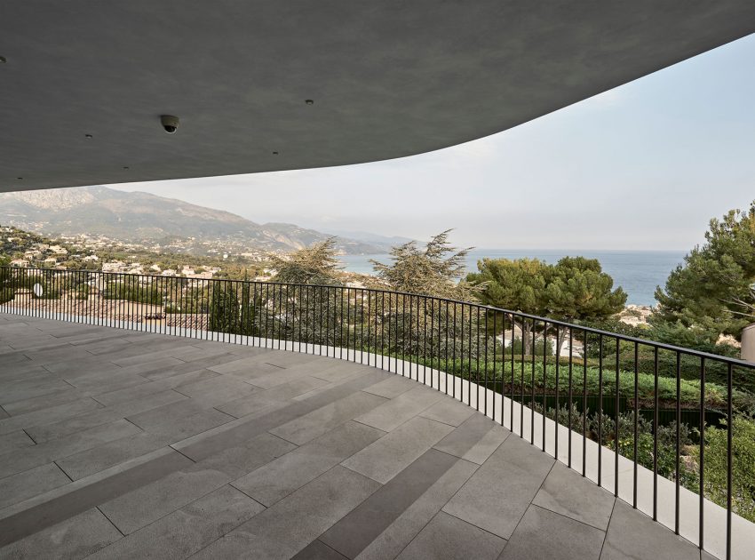 A Contemporary Villa with Indoor Swimming Pool in Roquebrune-Cap-Martin, France by A2CM & Ceschia e Mentil Architetti Associati (6)