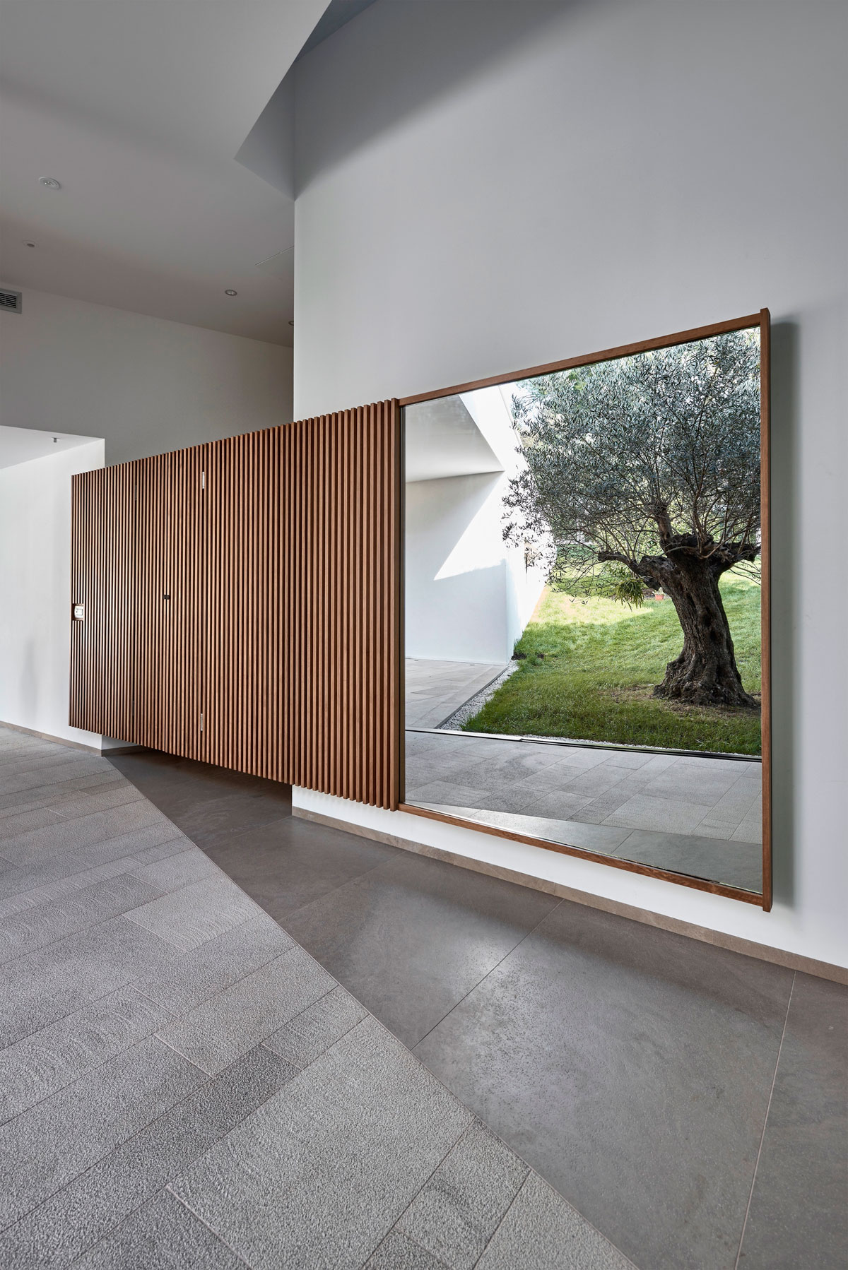 A Contemporary Villa with Indoor Swimming Pool in Roquebrune-Cap-Martin, France by A2CM & Ceschia e Mentil Architetti Associati (7)