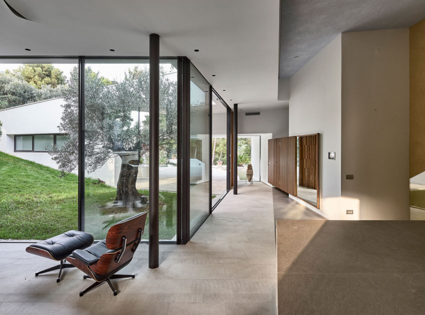 A Contemporary Villa with Indoor Swimming Pool in Roquebrune-Cap-Martin, France by A2CM & Ceschia e Mentil Architetti Associati (8)