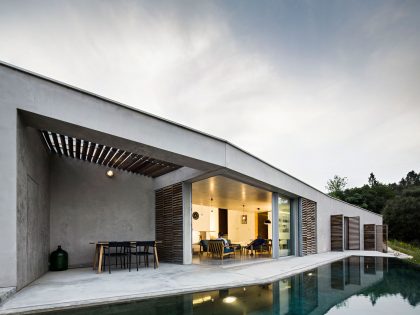 A Contemporary Zigzag-Shaped House Surrounded by Vineyards and Olive Trees in Gateira, Portugal by Camarim Arquitectos (1)