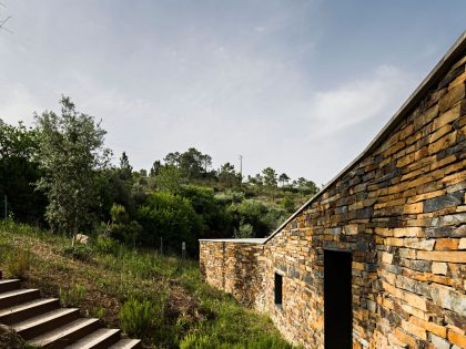 A Contemporary Zigzag-Shaped House Surrounded by Vineyards and Olive Trees in Gateira, Portugal by Camarim Arquitectos (10)