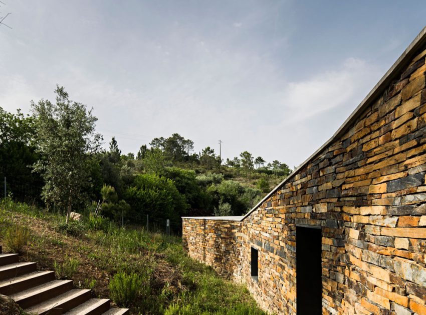 A Contemporary Zigzag-Shaped House Surrounded by Vineyards and Olive Trees in Gateira, Portugal by Camarim Arquitectos (10)