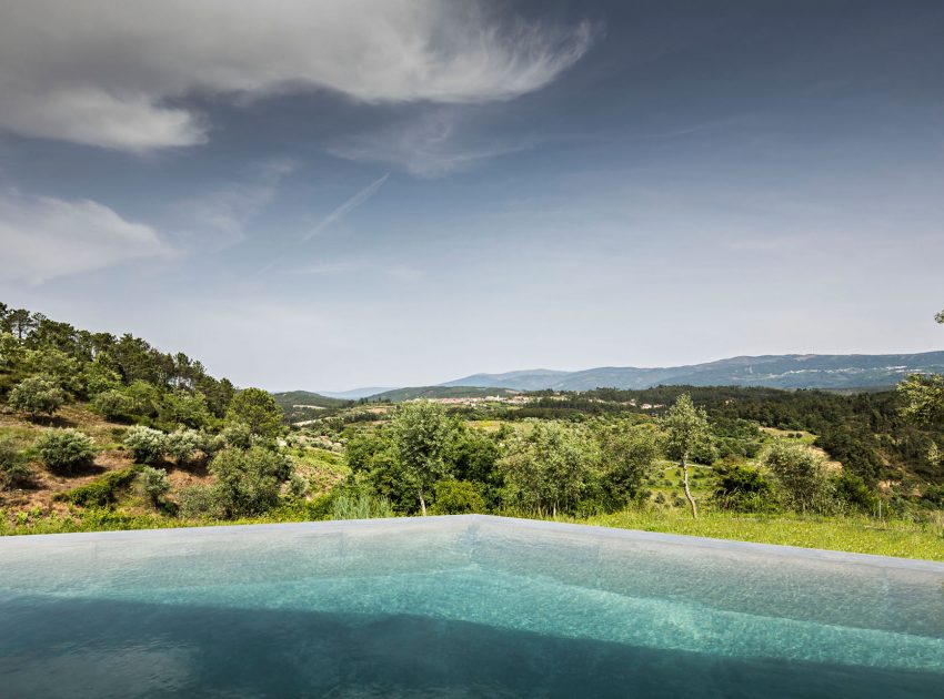 A Contemporary Zigzag-Shaped House Surrounded by Vineyards and Olive Trees in Gateira, Portugal by Camarim Arquitectos (11)