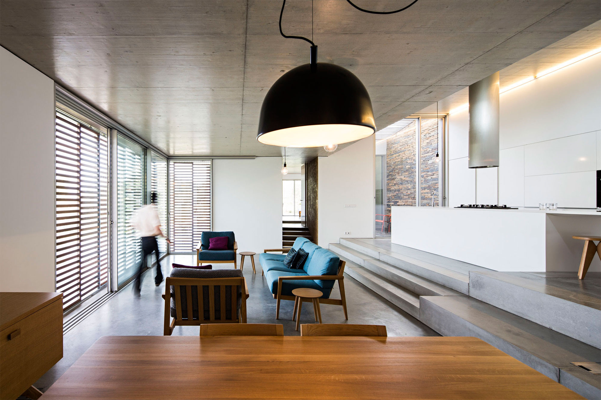 A Contemporary Zigzag-Shaped House Surrounded by Vineyards and Olive Trees in Gateira, Portugal by Camarim Arquitectos (12)