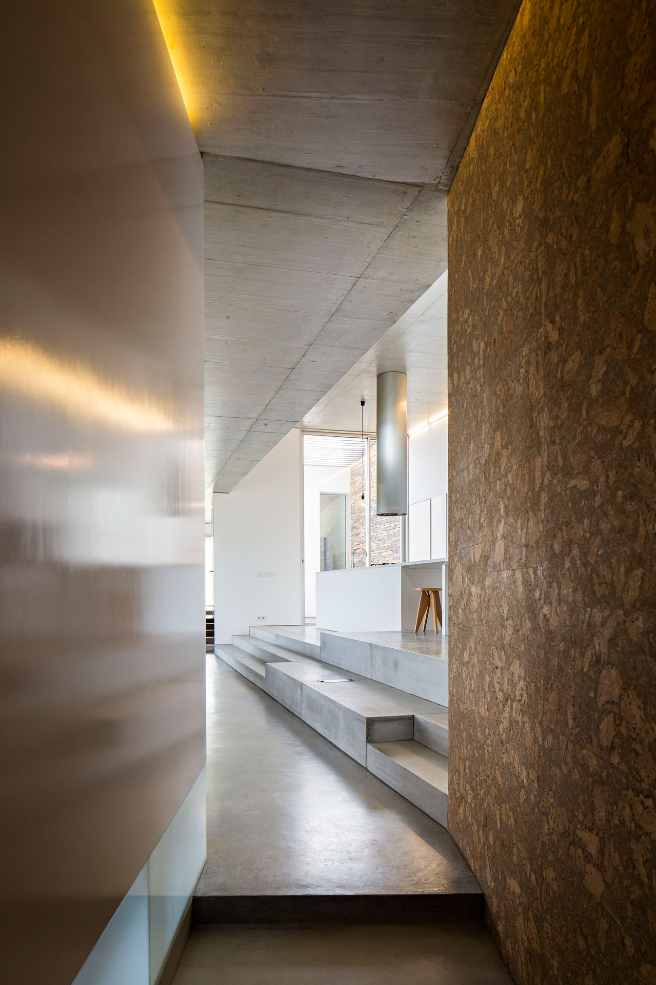 A Contemporary Zigzag-Shaped House Surrounded by Vineyards and Olive Trees in Gateira, Portugal by Camarim Arquitectos (13)