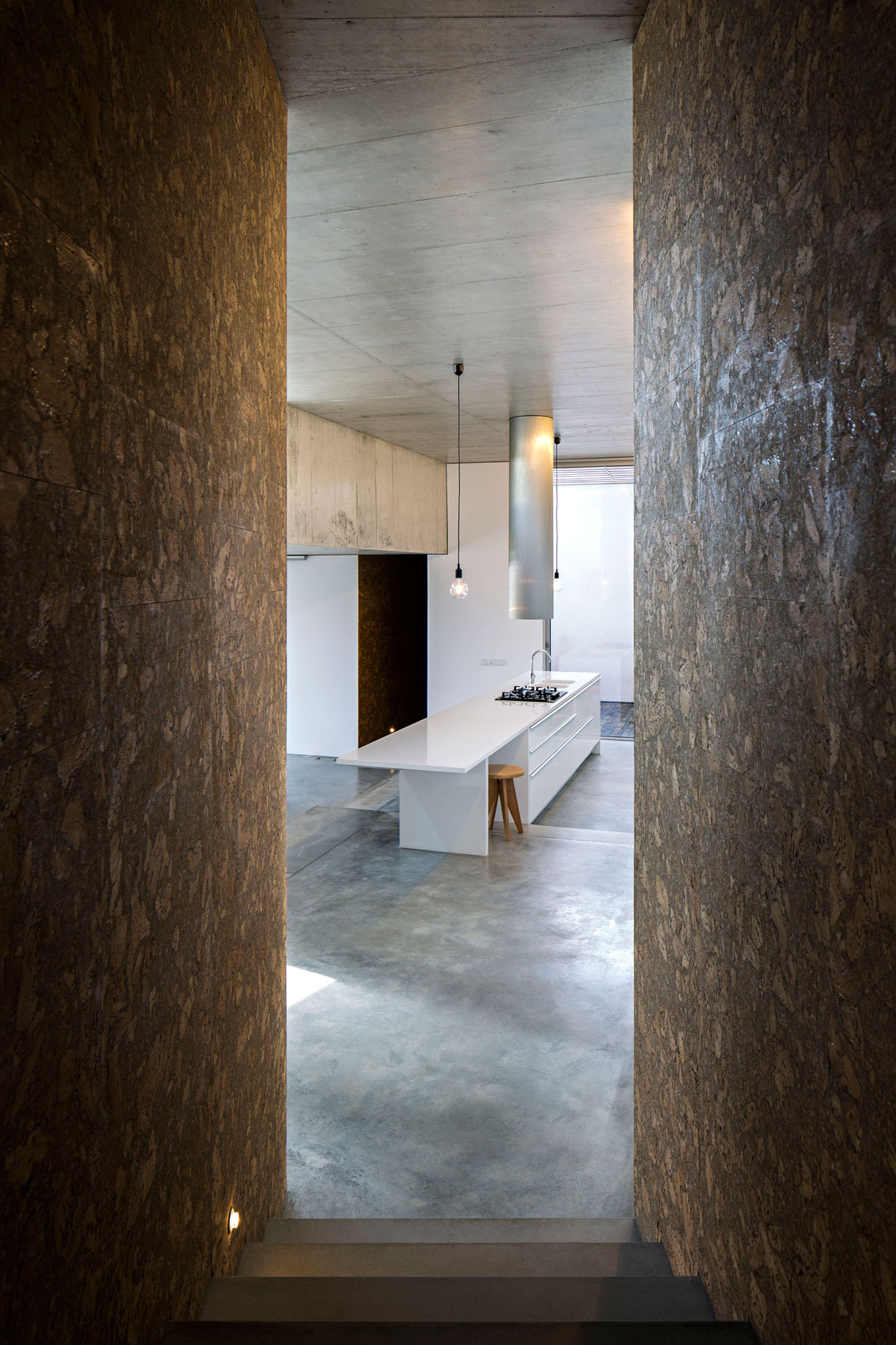 A Contemporary Zigzag-Shaped House Surrounded by Vineyards and Olive Trees in Gateira, Portugal by Camarim Arquitectos (14)