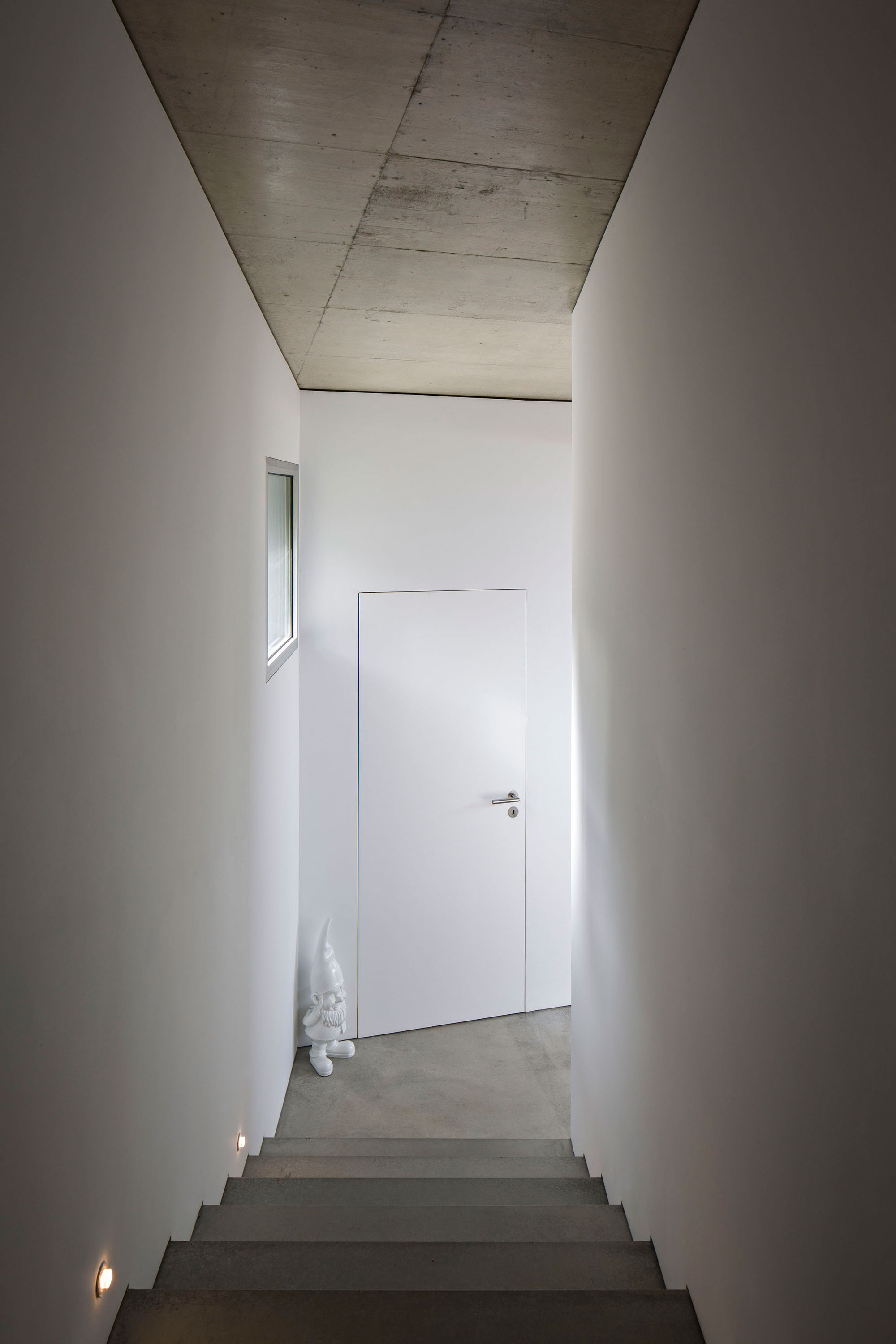 A Contemporary Zigzag-Shaped House Surrounded by Vineyards and Olive Trees in Gateira, Portugal by Camarim Arquitectos (18)