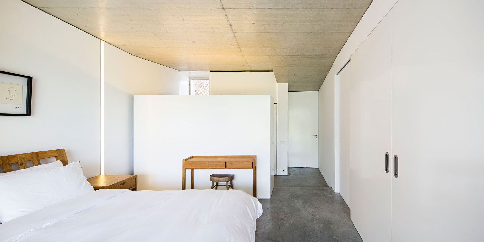 A Contemporary Zigzag-Shaped House Surrounded by Vineyards and Olive Trees in Gateira, Portugal by Camarim Arquitectos (19)