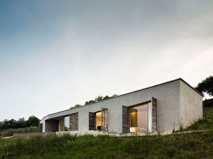 A Contemporary Zigzag-Shaped House Surrounded by Vineyards and Olive Trees in Gateira, Portugal by Camarim Arquitectos (2)